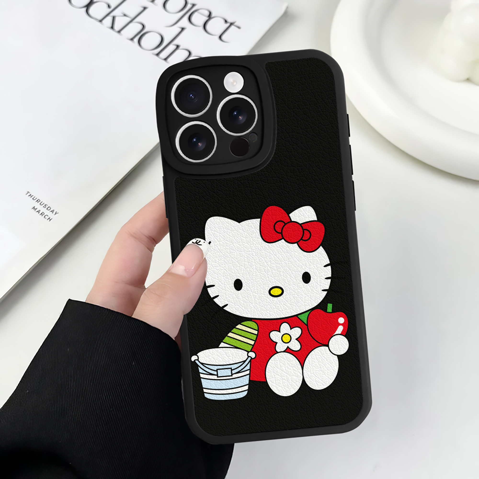 （画像用） Hello Kitty ハローキティ 【iPhone 16シリーズ対応】シリコンスマホケース（レザー調） 材質：シリコン